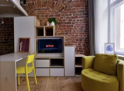 Telewizja i/lub zestaw kina domowego w obiekcie Comfort & Modern Apartment Studio by Market Square with AC AS HOME S4