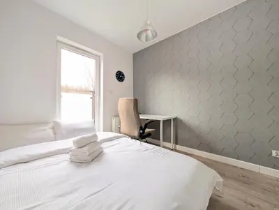 Łóżko lub łóżka w pokoju w obiekcie Jesionowa Spacious Apartment by BookingHost