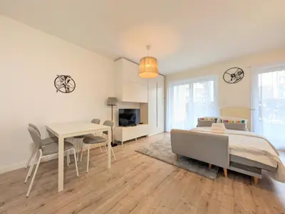 Telewizja i/lub zestaw kina domowego w obiekcie Jesionowa Spacious Apartment by BookingHost