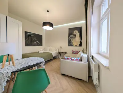 Łóżko lub łóżka w pokoju w obiekcie Rozbrat Green Point Apartment by BookingHost