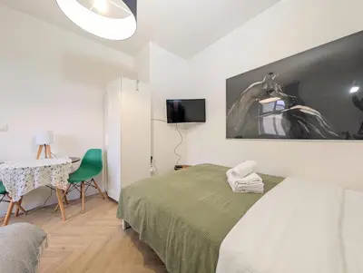 Łóżko lub łóżka w pokoju w obiekcie Rozbrat Green Point Apartment by BookingHost