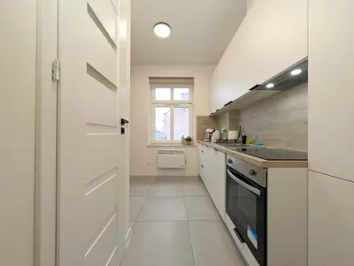 Kuchnia lub aneks kuchenny w obiekcie Rozbrat Green Point Apartment by BookingHost