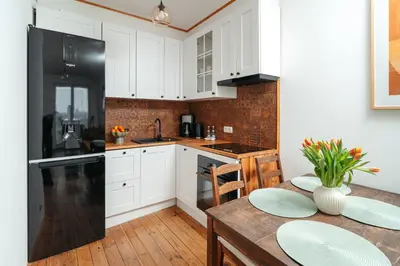 Kuchnia lub aneks kuchenny w obiekcie Miedziana - Apartament z balkonem, miejscem do pracy, wi-fi - Wrocław - Fair Rentals