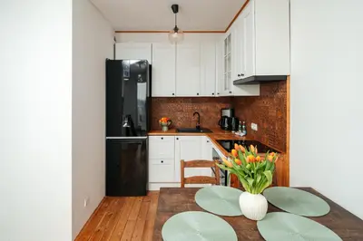 Kuchnia lub aneks kuchenny w obiekcie Miedziana - Apartament z balkonem, miejscem do pracy, wi-fi - Wrocław - Fair Rentals