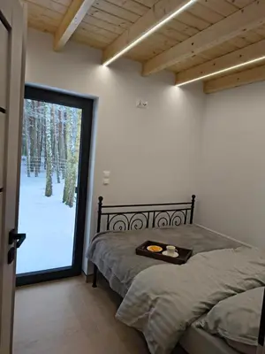 Łóżko lub łóżka w pokoju w obiekcie Cieniówka, DOMEK W LESIE, nowy domek, rezerwat przyrody,Kije