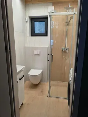 Łazienka w obiekcie Cieniówka, DOMEK W LESIE, nowy domek, rezerwat przyrody,Kije