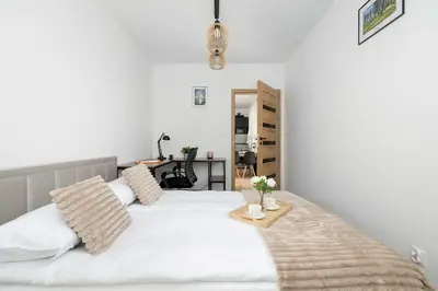 Łóżko lub łóżka w pokoju w obiekcie Elegant Apartment in Gliwice with Garden Desk and Parking by Noclegi Renters