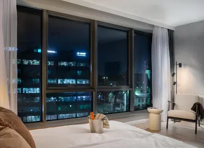 Łóżko lub łóżka w pokoju w obiekcie ProperUNIT City Center Best View Apartment with AC