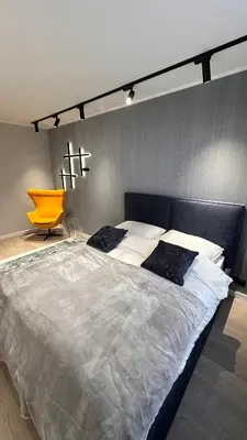 Łóżko lub łóżka w pokoju w obiekcie Designerskie dwupokojowe mieszkanie w centrum