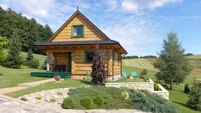 Ogród w obiekcie Domek jak z bajki - stylowy domek z bali z kominkiem