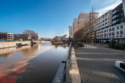 Widok na rzekę nieopodal tego apartamentu