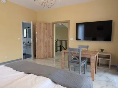 Telewizja i/lub zestaw kina domowego w obiekcie Apartamenty Biwakowa 4B