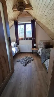 Łóżko lub łóżka w pokoju w obiekcie Bliżej Lasu - Rodzinny domek w górach