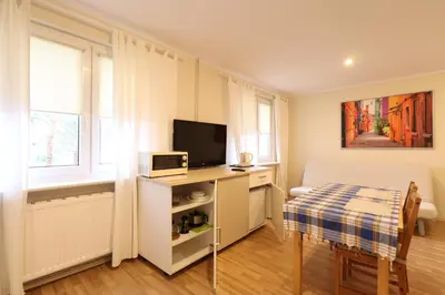 Telewizja i/lub zestaw kina domowego w obiekcie Wood Creek Apartments