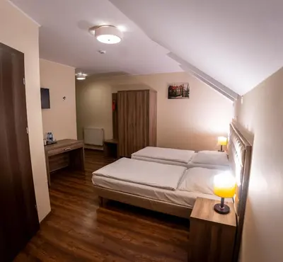 Łóżko lub łóżka w pokoju w obiekcie Zajazd Pod Borem