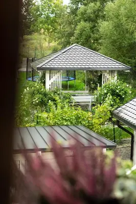 Ogród w obiekcie Apartamenty U Harrego I Przy Stawie Spa z klimatyzacją, balia, sauna, ogrodem i parkingiem