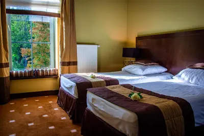 Łóżko lub łóżka w pokoju w obiekcie Hotel Nowy Dwór Elizy blisko Sky Bridge