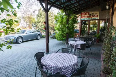 Restauracja lub miejsce do jedzenia w obiekcie Gościniec Pod Furą