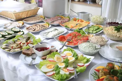 Jedzenie w ośrodku wypoczynkowym lub w pobliżu