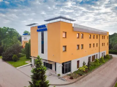 Budynek, w którym mieści się hotel
