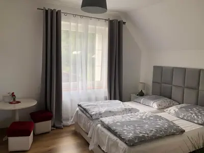 Łóżko lub łóżka w pokoju w obiekcie Noclegi pod kasztanem