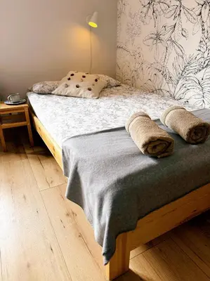Łóżko lub łóżka w pokoju w obiekcie Camper Park Radków - domki i pokoje