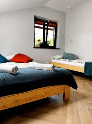 Łóżko lub łóżka w pokoju w obiekcie Camper Park Radków - domki i pokoje