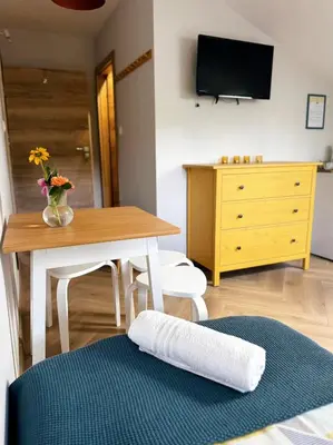 Telewizja i/lub zestaw kina domowego w obiekcie Camper Park Radków - domki i pokoje