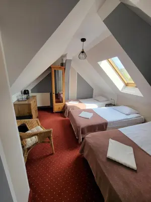 Łóżko lub łóżka w pokoju w obiekcie Apartamenty Amadeus & Trattoria Matteo e Raffaello