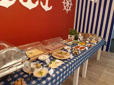 Jedzenie w ośrodku wypoczynkowym lub w pobliżu