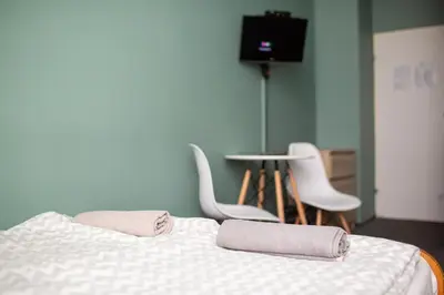 Łóżko lub łóżka w pokoju w obiekcie Moon Hostel Wrocław