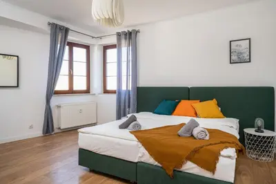 Łóżko lub łóżka w pokoju w obiekcie LeoApart