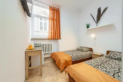 Łóżko lub łóżka w pokoju w obiekcie hostelswidnicka24