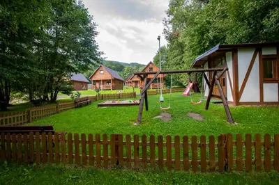 Plac zabaw dla dzieci w obiekcie Osada Górski Potok
