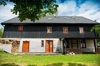 Budynek, w którym mieści się gospodarstwo agroturystyczne