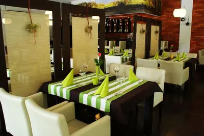 Restauracja lub miejsce do jedzenia w obiekcie Kompleks Taaka Ryba