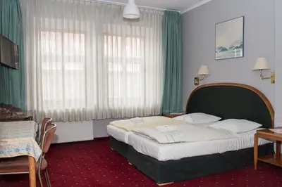 Łóżko lub łóżka w pokoju w obiekcie Hotel Karkonosze