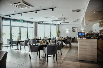 Restauracja lub miejsce do jedzenia w obiekcie Restauracja Park Szwajcaria