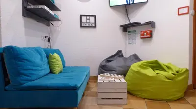 Część wypoczynkowa w obiekcie FlyFly Hostel , darmowy parking , rezerwuj przez urządzenia mobilne -10 procent