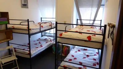 Łóżko lub łóżka w pokoju w obiekcie FlyFly Hostel , darmowy parking , rezerwuj przez urządzenia mobilne -10 procent