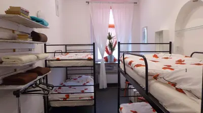 Łóżko lub łóżka w pokoju w obiekcie FlyFly Hostel , darmowy parking , rezerwuj przez urządzenia mobilne -10 procent