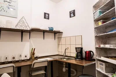 Kuchnia lub aneks kuchenny w obiekcie FlyFly Hostel , darmowy parking , rezerwuj przez urządzenia mobilne -10 procent