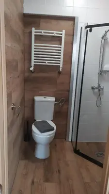 Łazienka w obiekcie Pokoje Gościnne z łazienkami przy Wrocławiu, darmowy parking