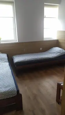 Łóżko lub łóżka w pokoju w obiekcie Pokoje Gościnne z łazienkami przy Wrocławiu, darmowy parking
