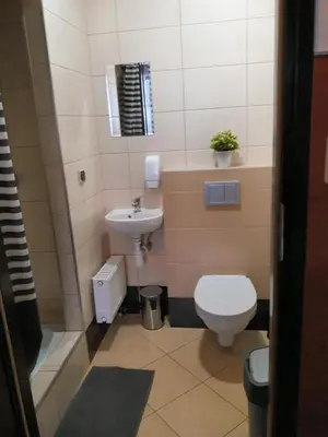 Łazienka w obiekcie Pokoje Gościnne z łazienkami przy Wrocławiu, darmowy parking