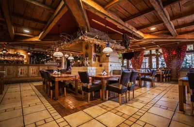 Restauracja lub miejsce do jedzenia w obiekcie Hotel Korona