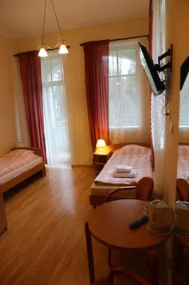 Łóżko lub łóżka w pokoju w obiekcie Dom Wypoczynkowy HALKA Kudowa-Zdrój w górach