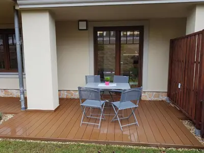 Patio lub wspólna przestrzeń na świeżym powietrzu w obiekcie Apartament z Ogrodem