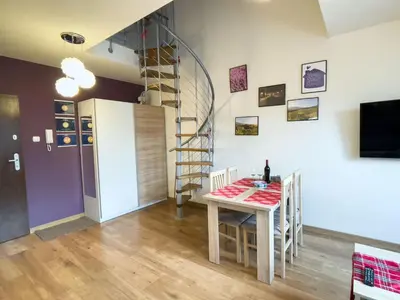 Telewizja i/lub zestaw kina domowego w obiekcie Apartament fioletowy w Polanicy
