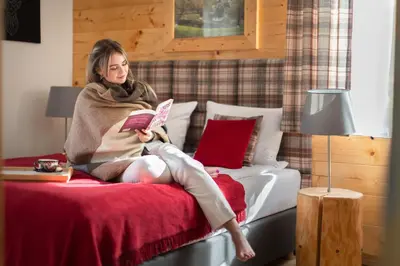Łóżko lub łóżka w pokoju w obiekcie Apartamenty u Harrego II Przy Stawie Spa klimatyzacja,balkon, sauna , balia, ogród,parking